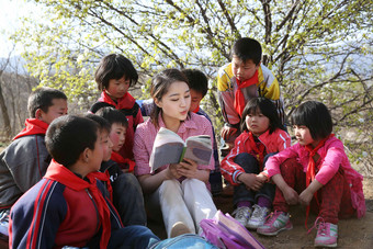 乡村老师给小学生讲课童年高端相片