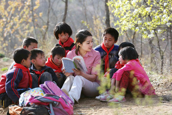 乡村老师给<strong>小学生</strong>讲课中国写实拍摄