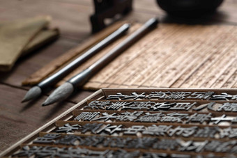 活字印刷汉字模型和毛笔传统文化写实相片