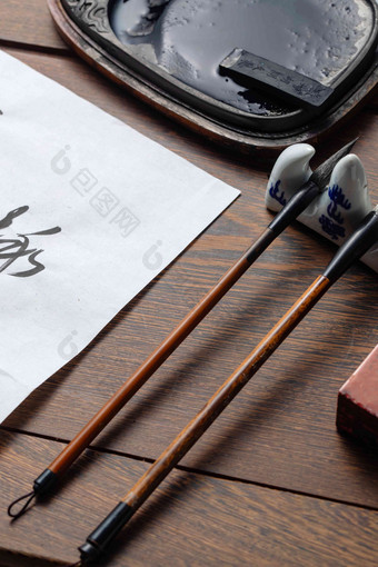 笔架上的毛笔和书法中国文化高端影相