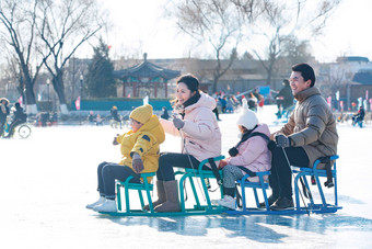 快乐的一家人坐冰车玩耍东方清晰素材