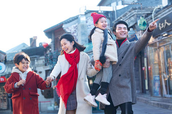 幸福的一家人逛街旅行青年男人高质量场景