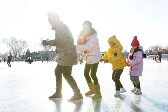 快乐的一家人滑冰<strong>儿童</strong>高质量相片