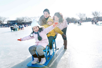 快乐的一家四口坐冰车玩耍女孩高端素材