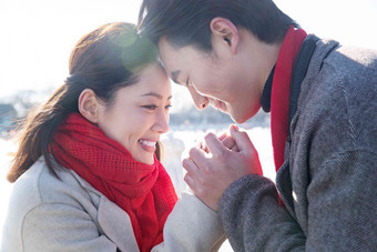 相拥的浪漫夫妻青年男人高端摄影图