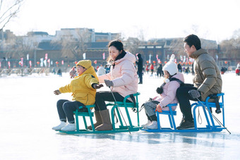 快乐的一家人坐冰车玩耍湖写实场景