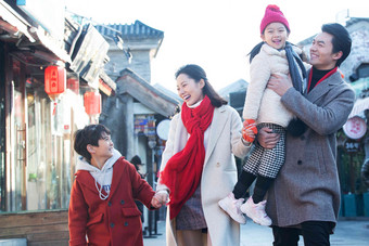 幸福的一家人逛街旅行青年人清晰场景