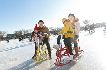 快乐的一家四口在滑冰场玩耍青年人写实图片