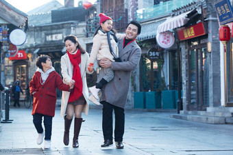 幸福的一家人逛街旅行白昼氛围摄影图