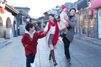 幸福的一家人逛街旅行抱着高端相片