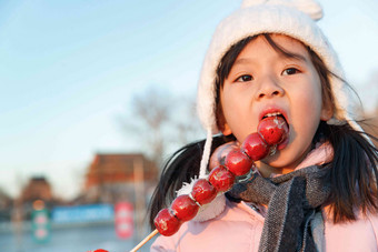 快乐的小女孩吃糖葫芦什刹海高端图片