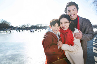 快乐的一家人在滑冰场