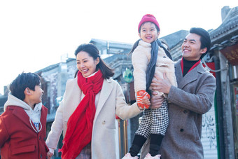 幸福的一家人逛街旅行彩色图片高端场景