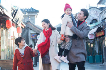 幸福的一家人逛街旅行东方高端图片