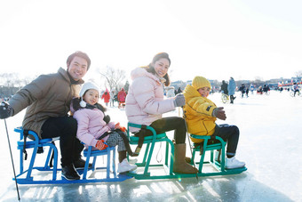 快乐的一家人坐冰车玩耍冰车图片