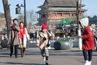 一家四口快乐旅行中国人拍摄