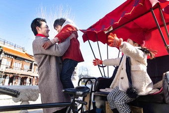 父亲带着孩子坐黄包车旅行<strong>青年人</strong>写实场景