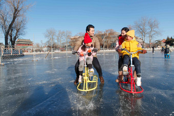 快乐的一家四口在滑冰场玩耍寒冷的高质量场景