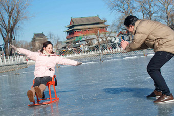 浪漫夫妻在溜冰场冰车清晰照片