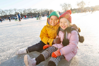 快乐儿童在溜冰场玩耍冻结的高清素材