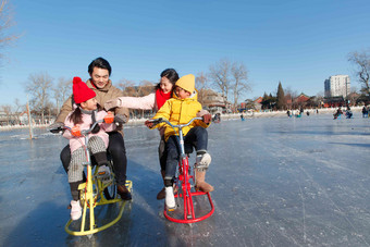 快乐的一家四口在滑冰场玩耍儿童写实相片