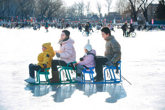 快乐的一家人坐冰车玩耍玩耍场景