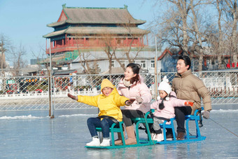 快乐的一家人坐冰车玩耍兄弟姐妹写实照片