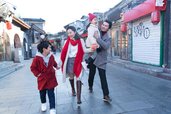 幸福的一家人逛街旅行东方人写实图片