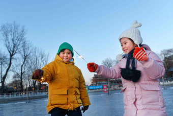 快乐儿童在溜冰场放烟花中国镜头