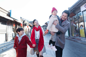 幸福的一家人逛街旅行人清晰图片