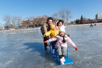 快乐的一家四口坐冰车玩耍亚洲写实影相