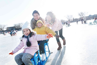 快乐的一家四口坐冰车玩耍青年女人写实图片