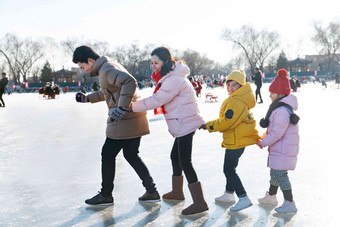 快乐家庭在溜冰场滑冰白昼高质量影相