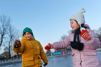 快乐儿童在溜冰场放烟花团结高清素材