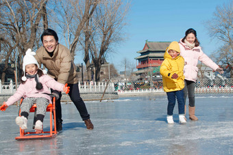 快乐的一家四口坐冰车玩耍幸福高端拍摄
