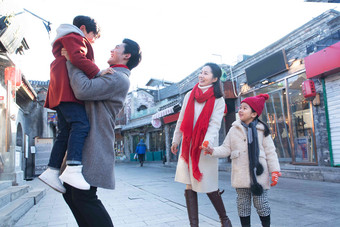 幸福的一家人逛街旅行青年人摄影
