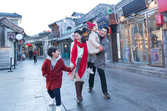 幸福的一家人逛街旅行