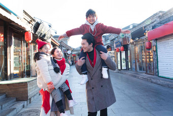 青年夫妇带着孩子逛街购物步行氛围镜头
