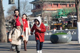 一家四口快乐旅行