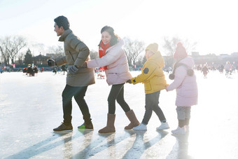 快乐家庭在溜冰场滑冰儿童高端相片