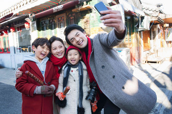 快乐的一家人旅行拍照四个人氛围拍摄