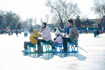 快乐的一家四口坐冰车玩耍坐着清晰素材
