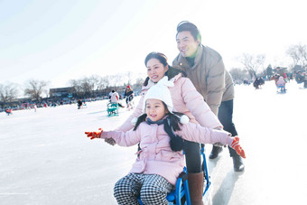 快乐的一家三口坐冰车玩耍中国写实镜头