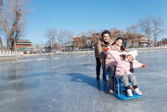 快乐的一家三口坐冰车玩耍中国人氛围图片