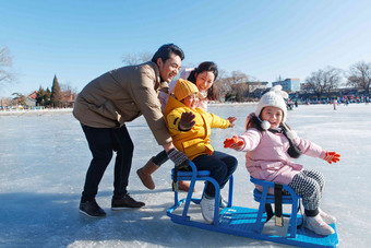 快乐的一家四口坐冰车玩耍幸福写实素材