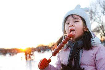 快乐的小女孩吃糖葫芦