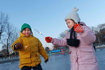 快乐儿童在溜冰场放烟花