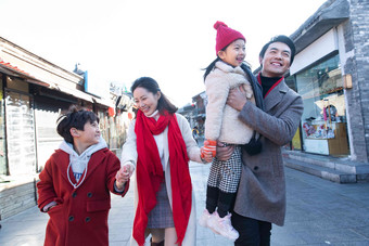 幸福的一家人逛街旅行街道清晰摄影图