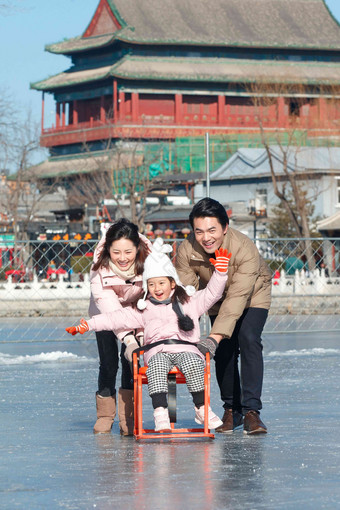 快乐的一家三口坐冰车玩耍独生子家庭氛围场景