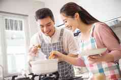年轻夫妇在厨房煲汤